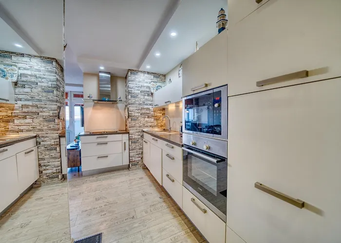 - Haus L, App 0l0408 *